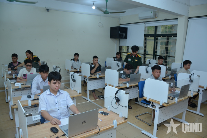 Thí sinh chuẩn bị làm bài thi đánh giá năng lực tại điểm thi Học viện Kỹ thuật Quân sự.