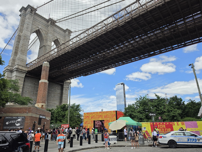Fanzone phục vụ cổ động viên xem World Cup 2026 nằm dưới chân cầu Brooklyn.