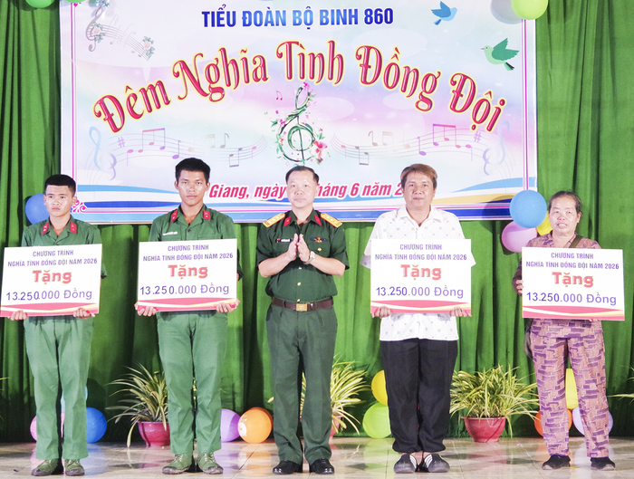 Chỉ huy Lữ đoàn 950, Quân khu 9 trao số tiền ủng hộ trong “Đêm nghĩa tình đồng đội” tặng chiến sĩ mới và gia đình chiến sĩ mới có hoàn cảnh khó khăn ở Tiểu đoàn 860. Ảnh: HOÀI THƯƠNG