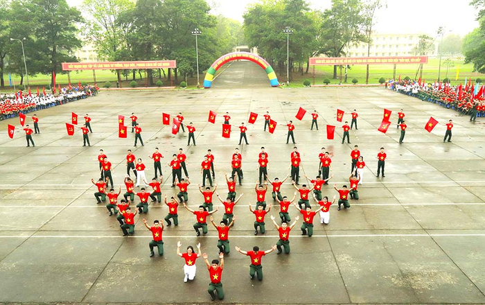 Hoạt động múa hát tập thể thu hút đông đảo học viên Trường Sĩ quan Lục quân 1 tham gia. Ảnh: LÊ CHÍNH