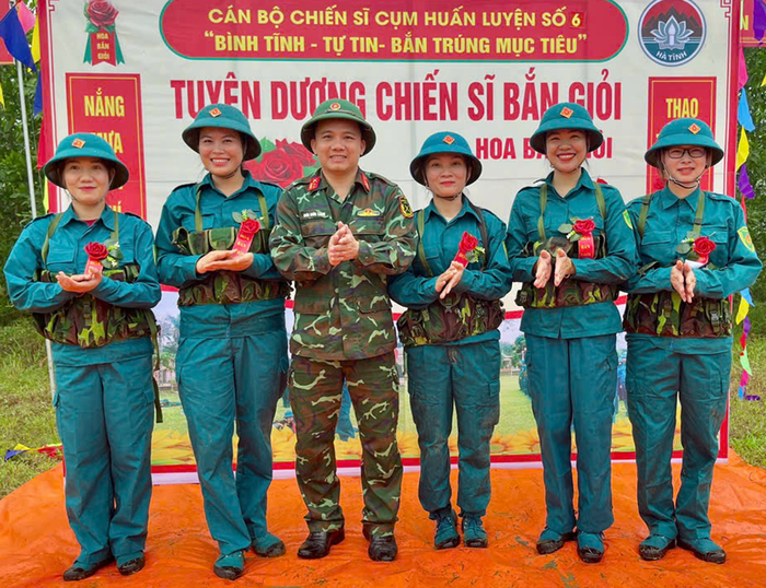 Chiến sĩ dân quân Ban CHQS xã Tứ Mỹ, tỉnh Hà Tĩnh nhận hoa bắn giỏi, tháng 4-2026. Ảnh: LÊ ANH HIỆP