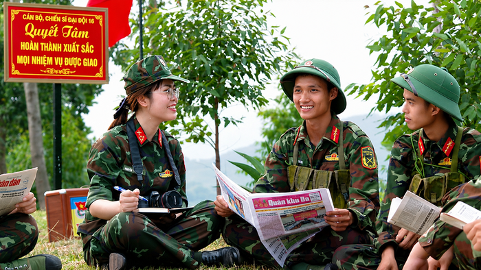 Phóng viên Báo Quân khu Ba tác nghiệp tại thao trường huấn luyện Đại đội 16, Trung đoàn 2, Sư đoàn 395, Quân khu 3. 