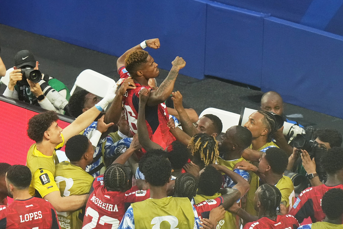 Niềm vui của các cầu thủ Cape Verde mừng bàn thắng gỡ hòa 2-2. Ảnh: AP 