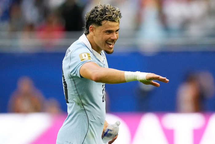  Maxi Araujo gỡ hòa 1-1 cho Uruguay. Ảnh: AP