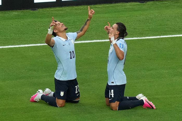 Các cầu thủ Uruguay mừng bàn thắng nâng tỷ số lên 2-1. Ảnh: AP 