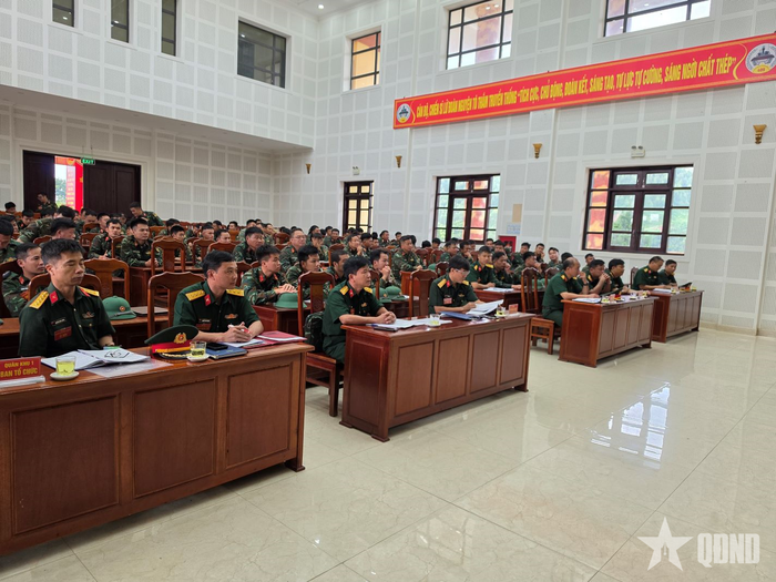 Các đại biểu dự khai mạc kiểm tra. 