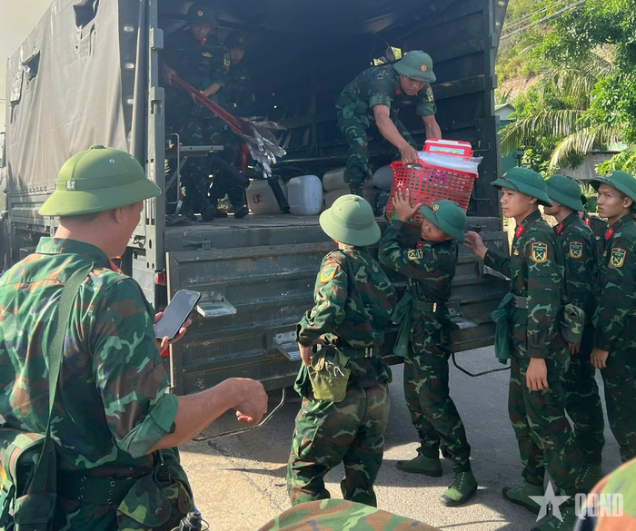 Bộ CHQS tỉnh Nghệ An tăng cường lực lượng khống chế đám cháy. 