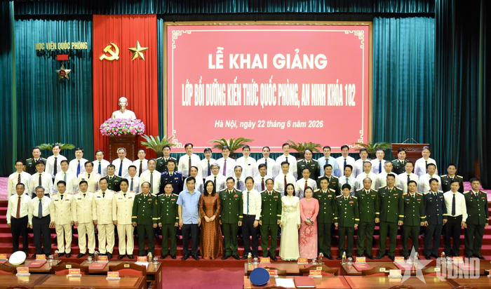 Các học viên và các đồng chí trong Đảng ủy, Ban giám đốc Học viện Quốc phòng.