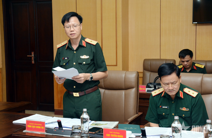  Thiếu tướng Đỗ Văn Dạo, Chánh Văn phòng Tổng cục Chính trị trình bày dự thảo báo cáo tại hội nghị.