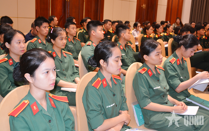 Nhiều học viên các học viện, nhà trường quân đội tham gia lớp tập huấn.