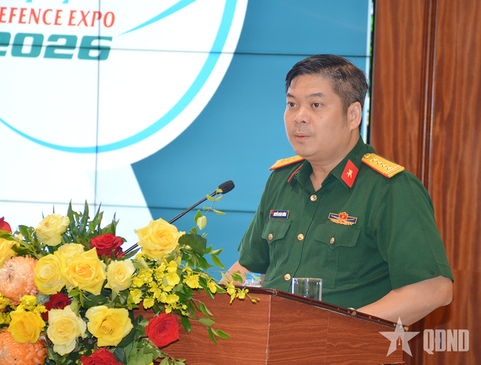  Đại diện Tổng cục Công nghiệp quốc phòng giới thiệu về Triển lãm Quốc phòng quốc tế Việt Nam 2026. 