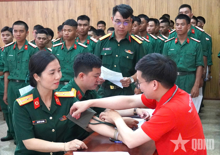 Đội ngũ y tế kiểm tra sức khỏe cán bộ, chiến sĩ trước khi thực hiện hiến máu. 