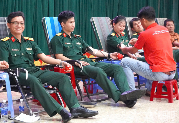 Cán bộ, chiến sĩ các đơn vị hăng hái tham gia hiến máu tình nguyện. 
