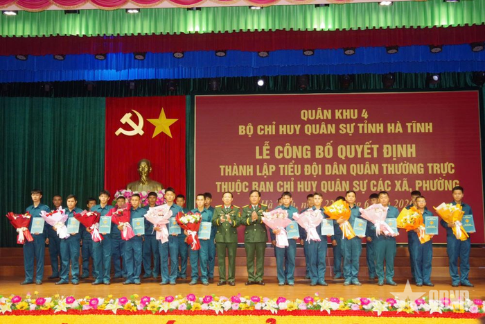 Lãnh đạo Bộ CHQS tỉnh trao quyết định và tặng hoa chúc mừng. 
