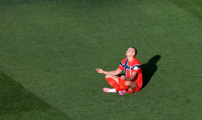  Cách tiền đạo Erling Haaland ăn mừng sau khi ghi bàn. Ảnh: REUTERS