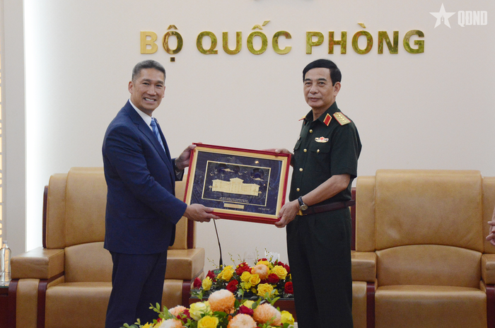 Đại tướng Phan Văn Giang trao quà lưu niệm tặng Quyền Bộ trưởng Bộ Hải quân Hoa Kỳ. 