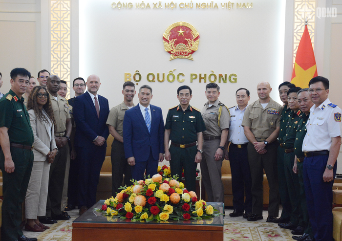 Đại tướng Phan Văn Giang cùng Quyền Bộ trưởng Hùng Cao và các đại biểu hai bên dự buổi tiếp. 