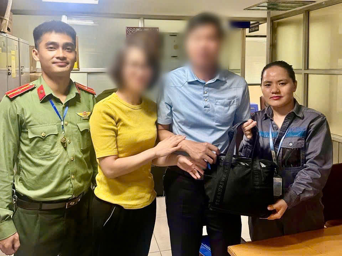  Lực lượng chức năng và nhân viên Cảng hàng không quốc tế Nội Bài bàn giao tài sản cho hành khách. Ảnh: NIA 