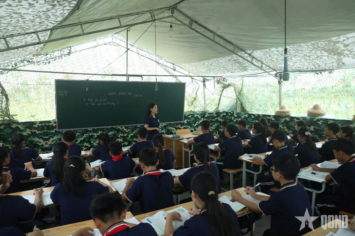 Lớp học tại nơi sơ tán.