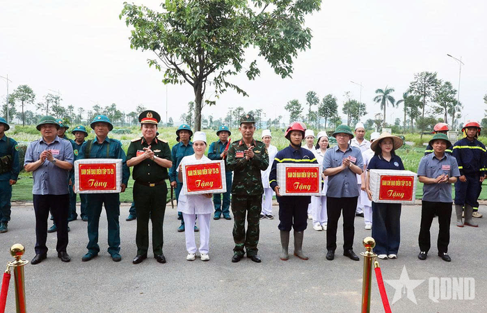 Thủ trưởng Cục Dân quân tự vệ, lãnh đạo Bộ CHQS tỉnh Bắc Ninh, lãnh đạo phường Từ Sơn tặng quà cho lực lượng thực binh.