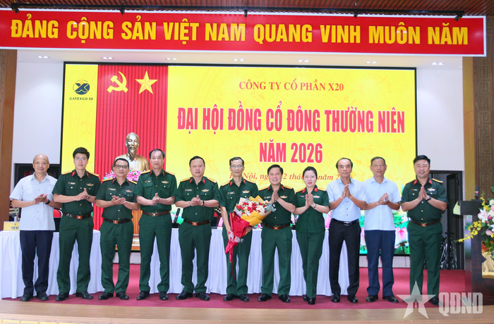  Ban Quản lý điều hành Công ty cổ phần X20 tặng hoa chúc mừng thành viên Hội đồng quản trị được bầu bổ sung nhiệm kỳ 2024-2029. 