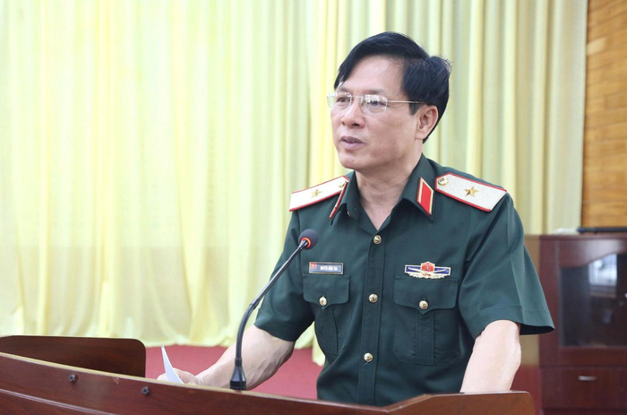 Thiếu tướng Nguyễn Hồng Thái, Phó chính ủy Quân khu 2 phát biểu tại hội nghị. 