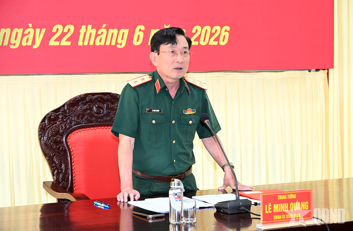  Trung tướng Lê Minh Quang, Bí thư Đảng ủy, Chính ủy Quân đoàn 34, Chủ tịch Hội đồng TĐ-KT Quân đoàn 34 điều hành hội nghị. 