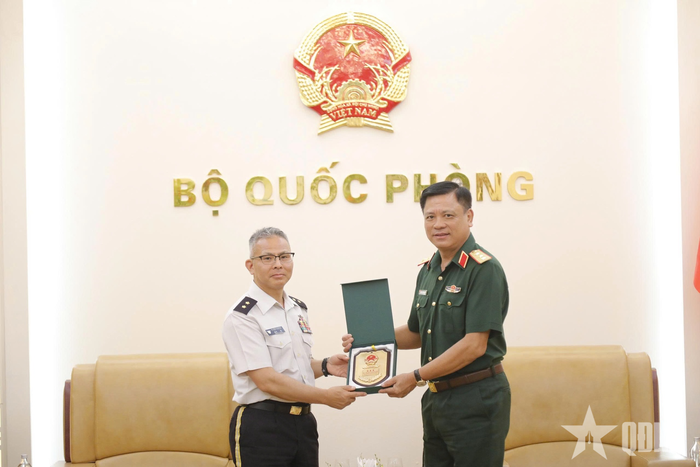  Thượng tướng Nguyễn Trường Thắng trao tặng Thiếu tướng Nemoto Tsutomu quà lưu niệm. 