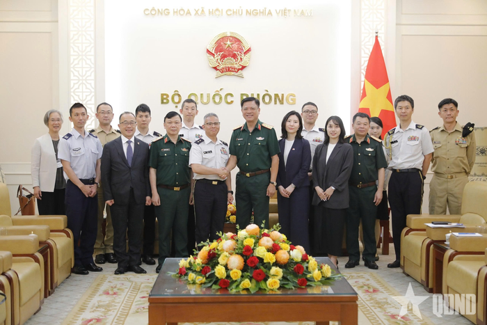 Thượng tướng Nguyễn Trường Thắng và Thiếu tướng Nemoto Tsutomu cùng các đại biểu. 