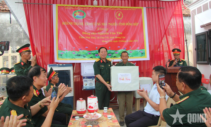  Hội Cựu chiến binh tỉnh Hưng Yên trao quà tặng gia đình Cựu chiến binh Nguyễn Văn Thu trong ngày khánh thành nhà.