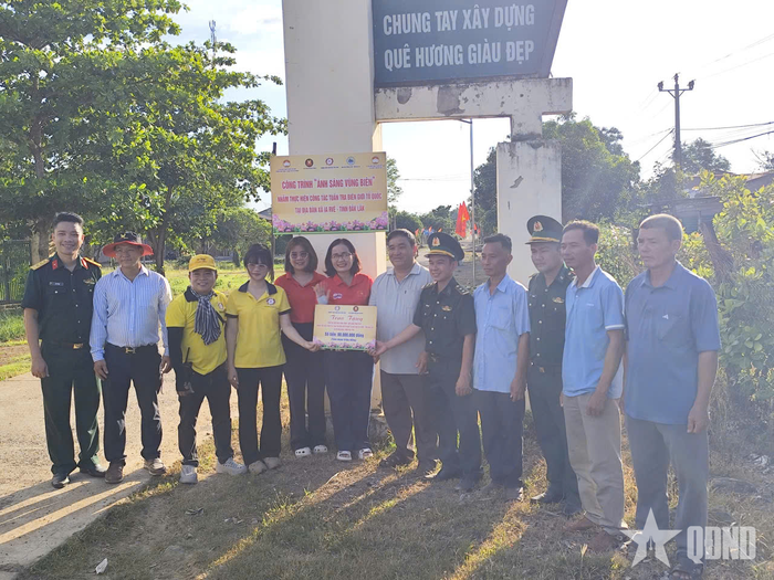 Các đơn vị khánh thành và bàn giao công trình “Ánh sáng vùng biên” tại thôn 5.