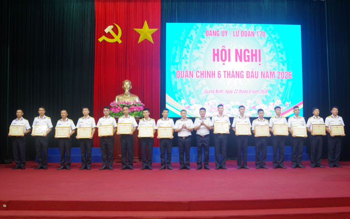  Thủ trưởng Bộ tư lệnh Vùng 1 và lãnh đạo, chỉ huy Lữ đoàn 170 trao thưởng các tập thể, cá nhân.