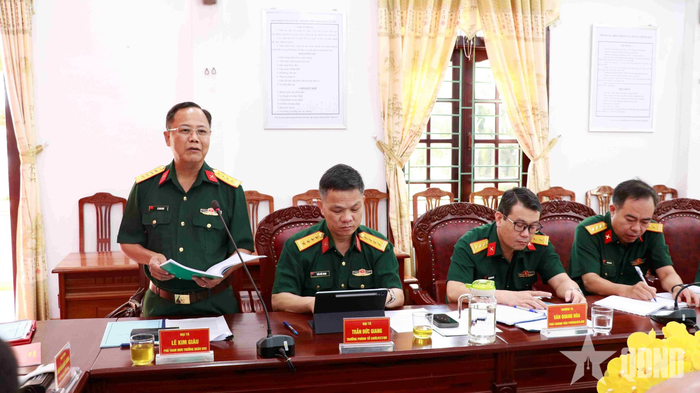  Đại biểu cơ quan Quân khu 5 tham gia ý kiến vào dự thảo nghị quyết của Đảng ủy Công ty.