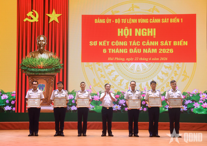 Thiếu tướng Trần Văn Thơ trao thưởng cho các tập thể, cá nhân đạt danh hiệu "Chiến sĩ thi đua toàn quân" và Bằng khen của Bộ trưởng Bộ Quốc phòng.