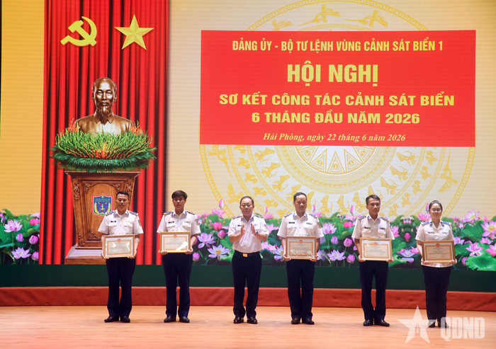 Thiếu tướng Trần Văn Hậu trao thưởng cho các tập thể, cá nhân đạt thành tích xuất sắc trong Phong trào Thi đua Quyết thắng của Vùng Cảnh sát biển 1.