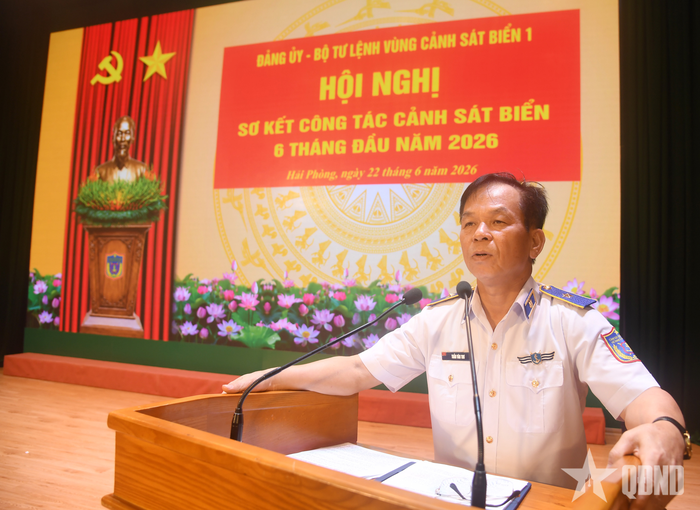 Thiếu tướng Trần Văn Thơ, Phó bí thư Đảng ủy, Tư lệnh Vùng Cảnh sát biển 1 phát biểu tại hội nghị.