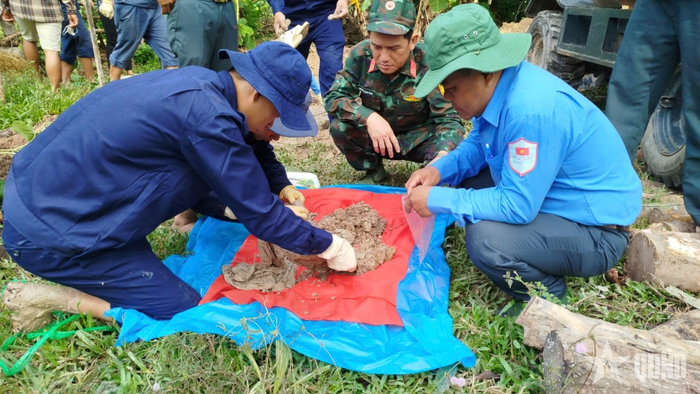  Đội K92 (Bộ CHQS tỉnh An Giang) tìm kiếm hài cốt liệt sĩ trên đất bạn Campuchia. 