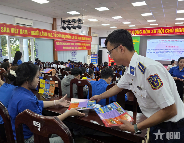 Tuyên truyền viên Bộ tư lệnh Vùng Cảnh sát biển 4 phát tờ rơi tuyên truyền các vấn đề về biển, đảo Việt Nam; lực lượng Cảnh sát biển và công tác phòng ngừa ma túy đến đoàn viên, thanh niên, sinh viên.