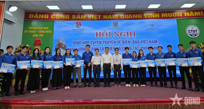 Bộ tư lệnh Vùng Cảnh sát biển 4 trao 15 suất quà tặng đoàn viên, thanh niên tiêu biểu có nhiều đóng góp vào công tác Đoàn.