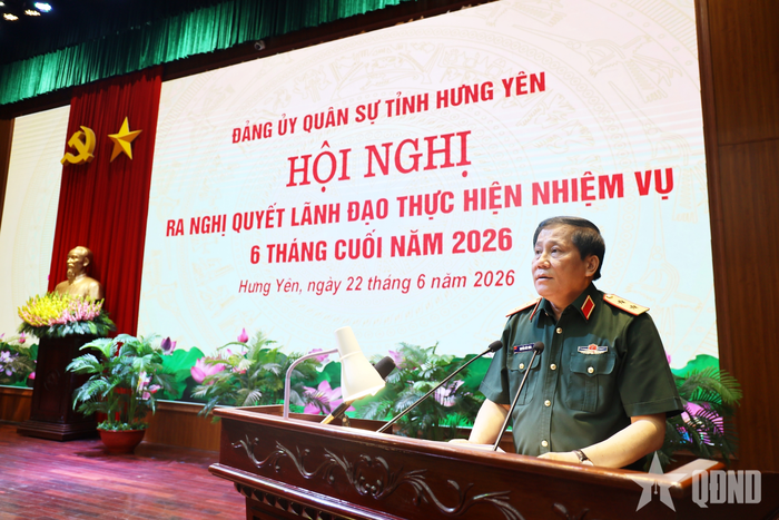  Trung tướng Nguyễn Đức Hưng, Ủy viên Trung ương Đảng, Bí thư Đảng ủy, Chính ủy Quân khu 3 phát biểu tại hội nghị. 