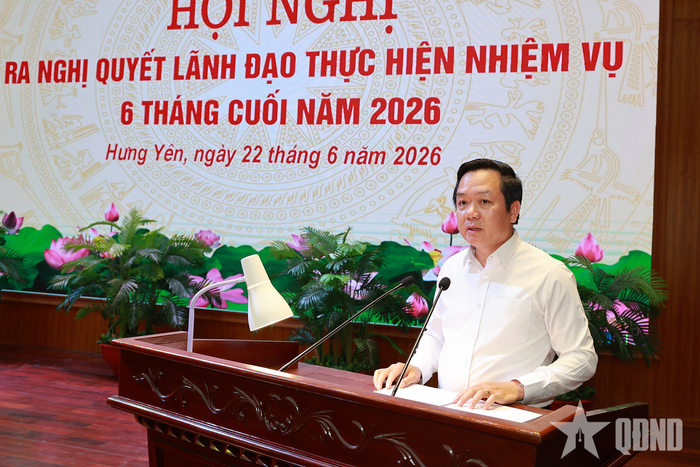  Đồng chí Phạm Quang Ngọc, Ủy viên Trung ương Đảng, Bí thư Tỉnh ủy, Bí thư Đảng ủy Quân sự tỉnh Hưng Yên phát biểu tại hội nghị. 