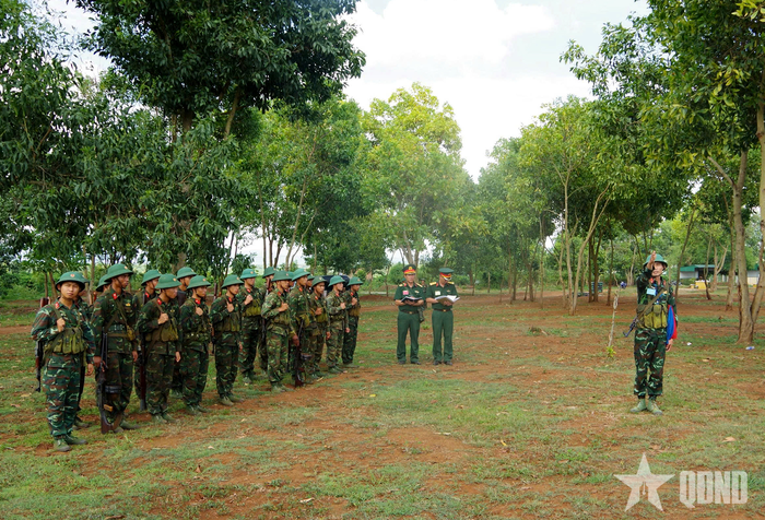 Thực hành thi huấn luyện chiến thuật. 