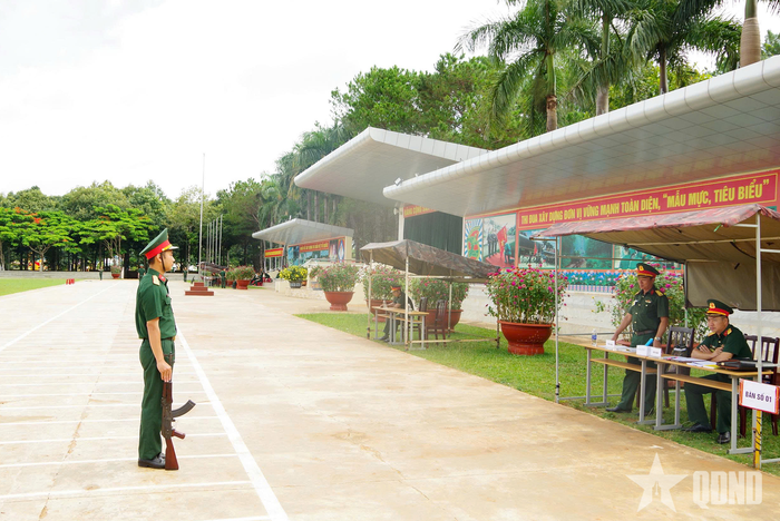 Thực hành động tác điều lệnh đội ngũ. 