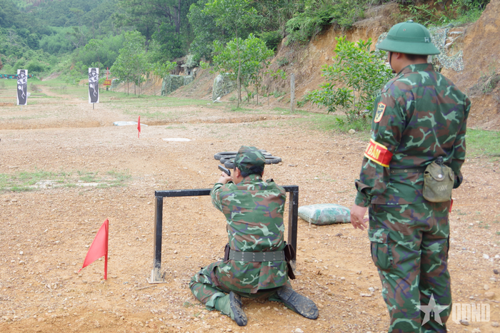 Thực hành kiểm tra bắn đạn thật súng ngắn K54. 