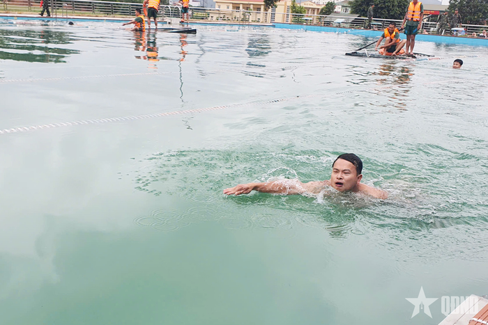 "Tổ chức kiểm tra thể lực gồm các nội dung: chạy 100m, co tay xà đơn, nằm ngửa gập bụng và bơi tự do". 