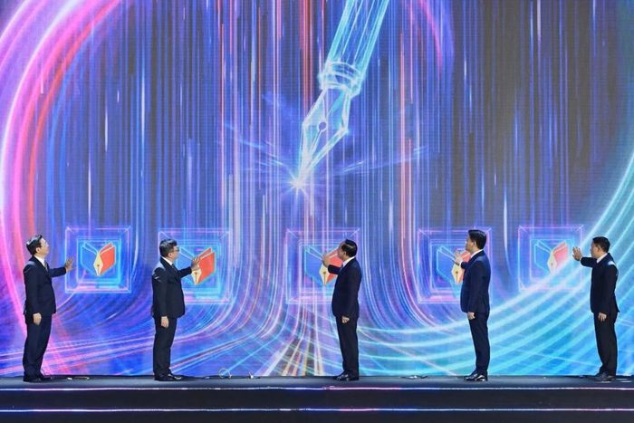 Các đại biểu bấm nút khai mạc Hội báo toàn quốc 2026.