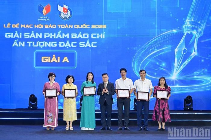 Đồng chí Lê Quốc Minh, Ủy viên Trung ương Đảng, Tổng Biên tập Báo Nhân Dân, Phó Trưởng ban Tuyên giáo và Dân vận Trung ương, Chủ tịch Hội Nhà báo Việt Nam trao giải A giải sản phẩm báo chí ấn tượng đặc sắc tặng các đơn vị đạt giải.