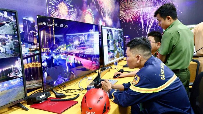 Theo dõi hệ thống camera an ninh tại Trung tâm chỉ huy.