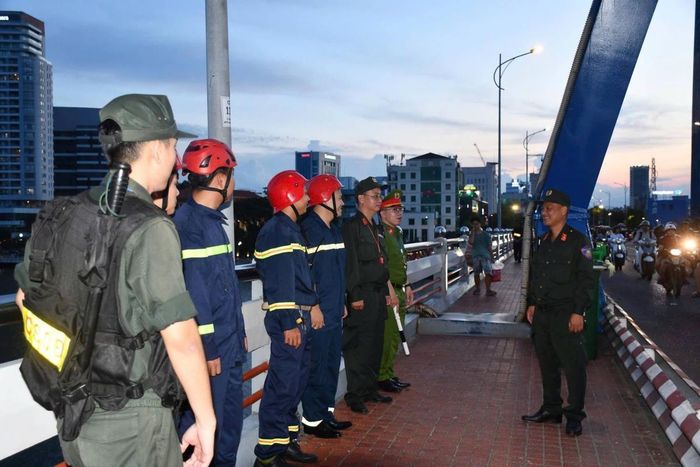 Lực lượng Công an triển khai công tác bảo vệ tại cầu sông Hàn.