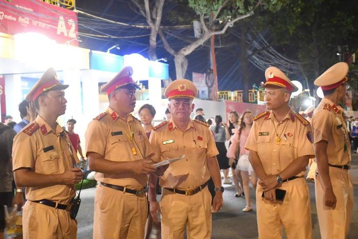 Lãnh đạo Phòng Cảnh sát giao thông Công an TP Đà Nẵng chỉ đạo công tác đảm bảo an toàn giao thông tại đêm thứ tư DIFF 2026.